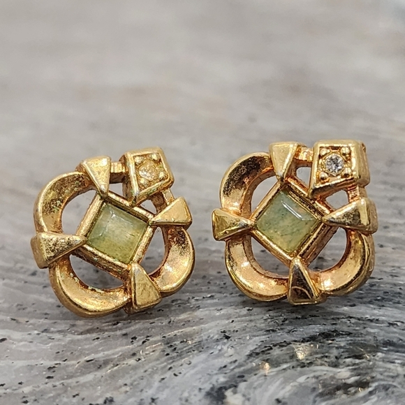 Elegant Vintage Gold-Tone Floral Stud Earrings with Green Accent - Picture 3 of 4